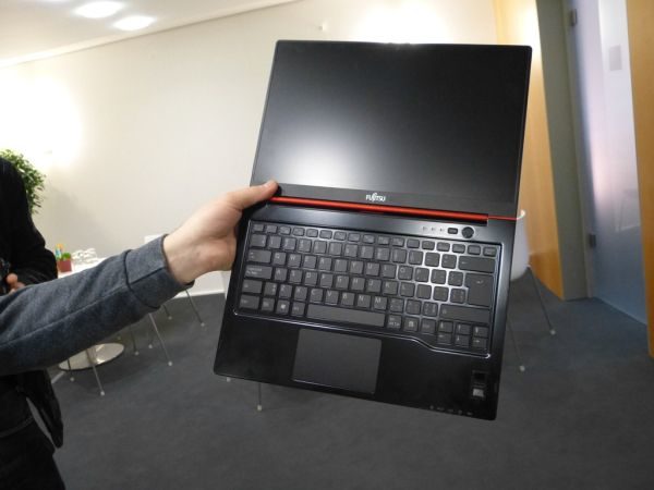 It's slim, light and flexible, yet it is made out of magnesium. If that's not a great combination, I don't know what is.