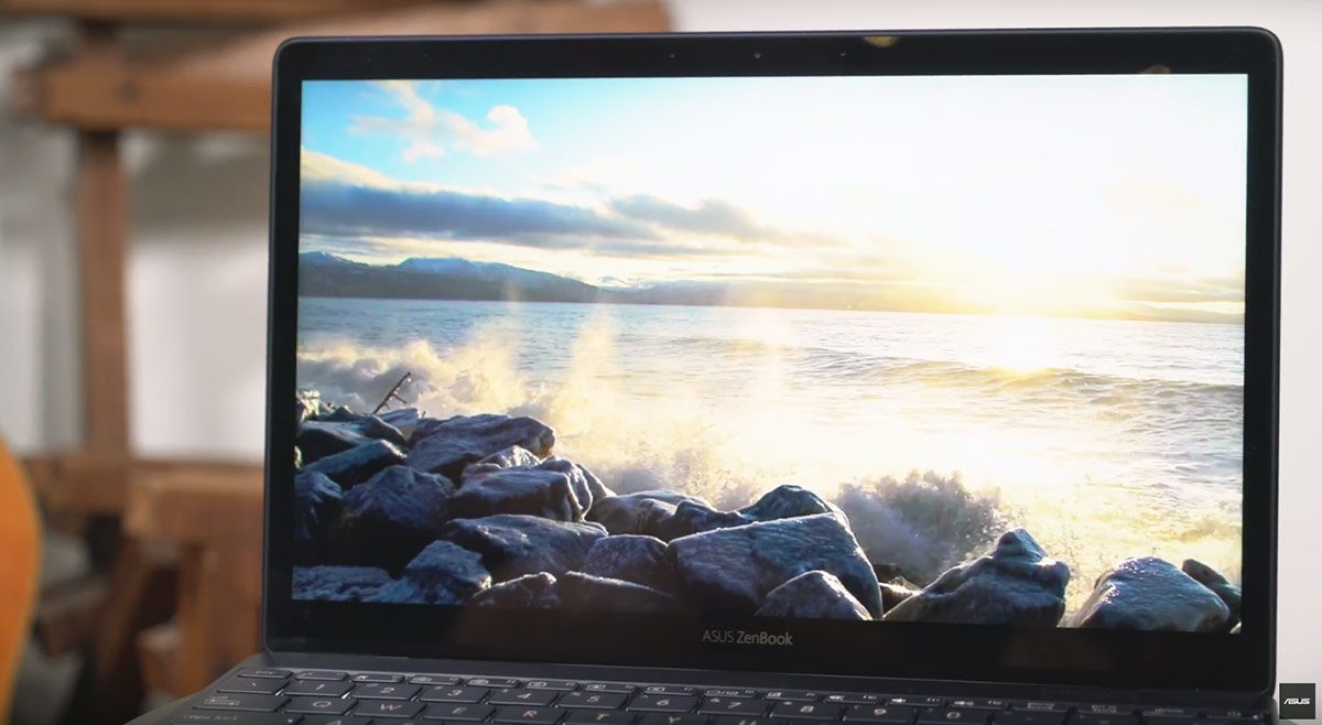 The Zenbook 3 gets a 12.5-inch glossy non-touch screen