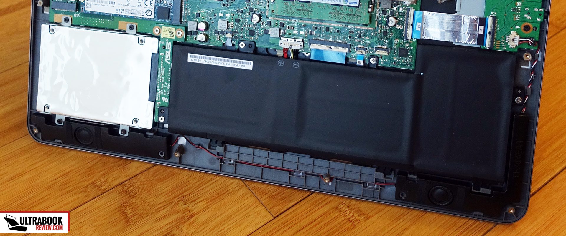 There's merely a 48 Wh battery on this laptop, as Asus chose to fill the extra space with a 2.5" storage bay