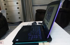 alienware 17 side