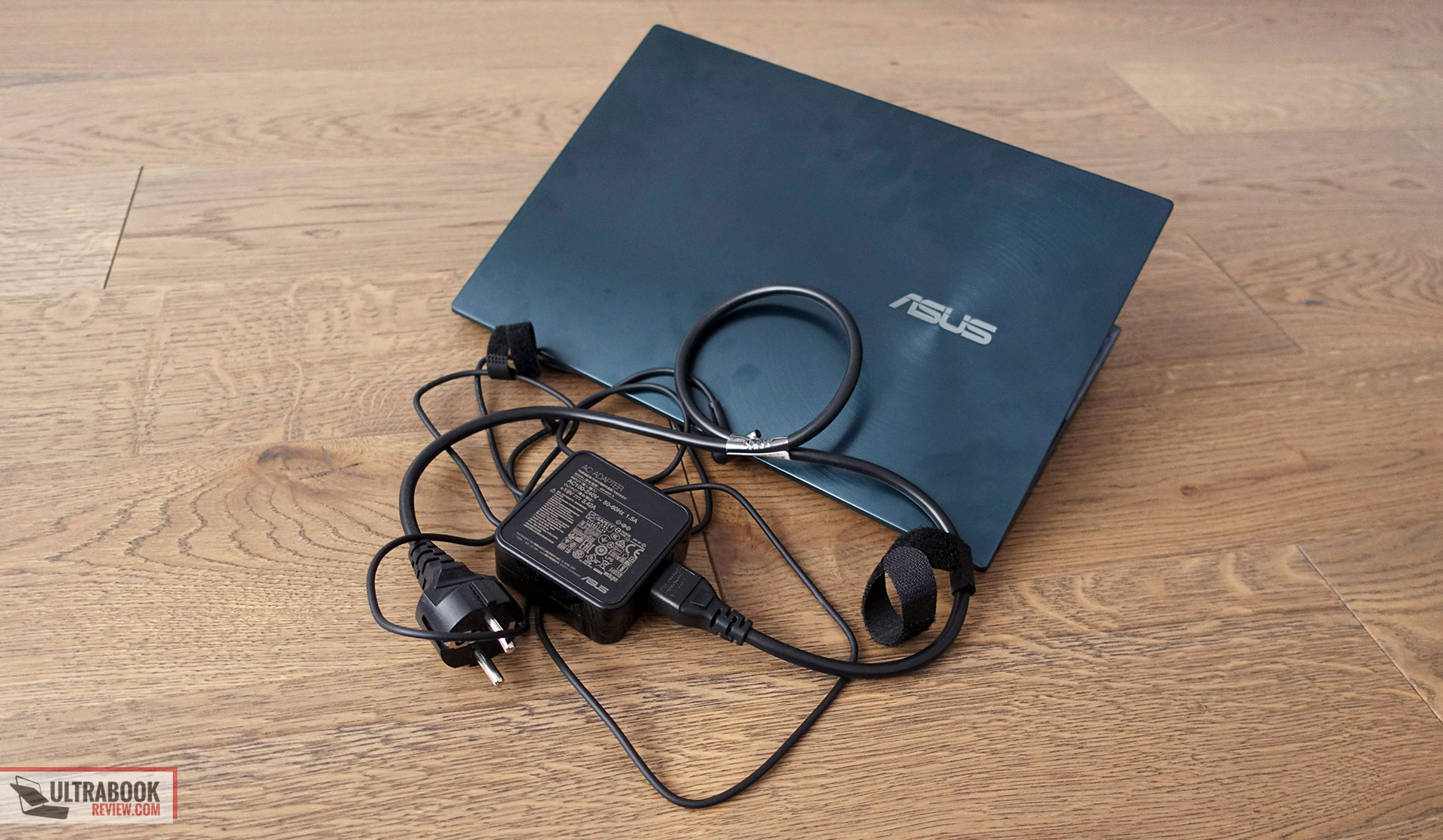 Asus ZenBook Duo UX481FL power brick