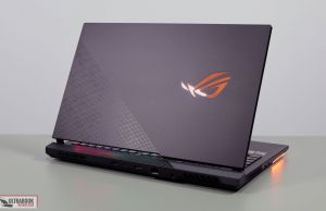 2021 Asus ROG Strix Scar 17 - exterior