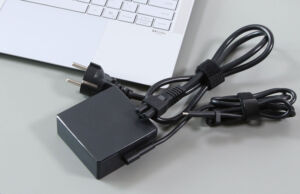 Lenovo Thinkpad X1 Carbon vs. Asus Expertbook Ultra comparison charger 1