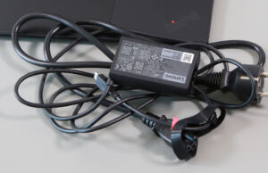 Lenovo Thinkpad X1 Carbon vs. Asus Expertbook Ultra comparison charger